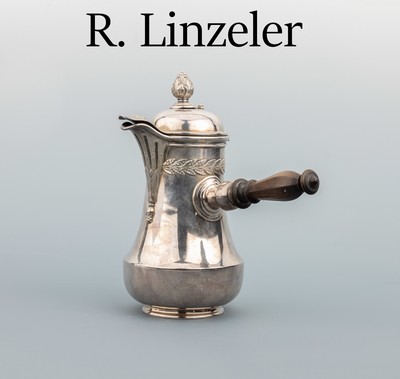 Schokoladenkanne, Frankreich um 1900, 950er Silber, Blattfries, Meistermarke Linzeler, Griff Holz, seitl. Ausguss, Deckelbekrönung verschiebbar zum ...