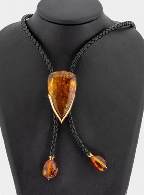 14 kt Gold Bernstein-Collier, GG 585/000, mittig großer Bernsteintropfen, 2 muggelige Bernsteinabhängungen, Meistermarke unged., geflochtenes ...