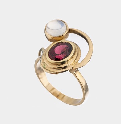 14 kt Gold Farbstein-Ring, GG 585/000, ovalfacett. Granat und Mondsteincabochon, Meistermarke unged., ca. 4.6 g, RW 55.5