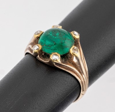 14 kt Gold Smaragd-Diamant-Ring, GG 585/000, um 1820, Smaragd-Cabochon (beschädigt) kl. Diamantrosen, ca. 3.8 g, altersbed. guter Zustand, RW 51, ...