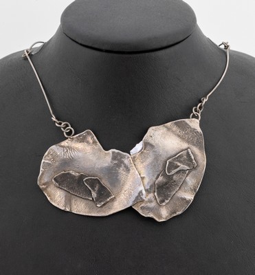Collier, 925er Silber, sogn. Brutalismus, sign., Meistermarke unged., L. ca. 42 cm, ca. 38.1 g