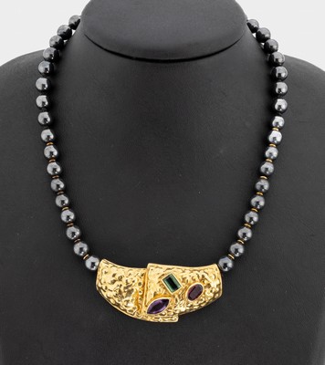 18 kt Gold Farbstein-Collier, GG 750/000, an Hämatitkugelkette, 1970er Jahre, Mittelmontur Turmalin- und Amethystbesatz, Hammerschlagverzierung, ...