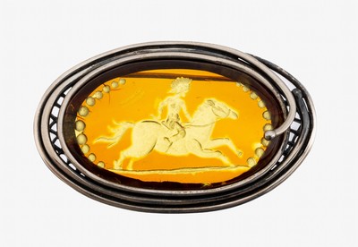 Silberbrosche mit Bernsteineinlage, 925er Silber, Bernsteincabochon mit Intaglioschnitt,Darst. Indianer auf Pferd, Meistermarke unged., Unikat, ca. ...
