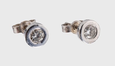 Paar 18 kt Gold Brillant-Ohrstecker, WG 750/000, 2 Brillanten zus. ca. 0.40 ct Weiß/si, Brisuren WG 585/000