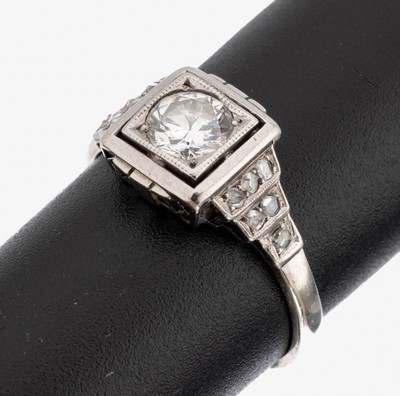 14 kt Gold Diamant-Ring, deutsch um 1920, WG 585/000, Art-Deco, Ringschultern getreppt, Brillant ca. 0.60 ct, Ringschultern mit kl. Diamant-Rosen, ...