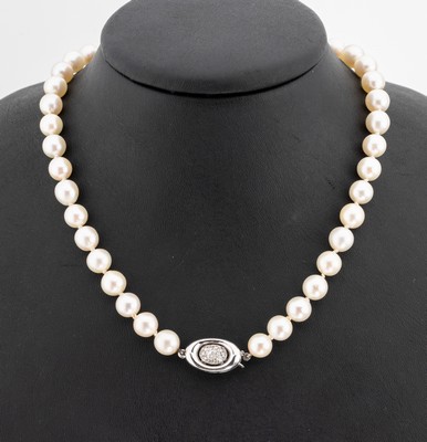 Überlange Zuchtperlenkette an 14 kt Gold Schließe, cremefarb. Zuchtperlen D ca. 7.6 - 7.8 mm, Schließe WG 585/000 mit kl. Diamant-besatz, L. ca. ...