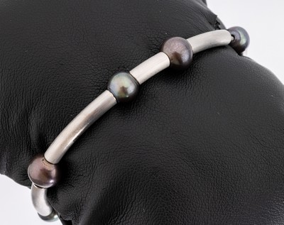 18 kt Gold Zuchtperl-Armband, WG 750/000, mattiert, Zuchtperlen auf Zugband, D. ca. 5.5 cm, ca. 21.8 g
