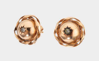 Paar 14 kt Gold Ohrstecker, deutsch um 1890, RG 585/000, kl. Diamanten in Sternfassung eingelassen, Kordelverzierung, 1 x leicht besch. ca. 3.4 g