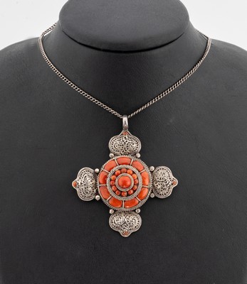 Korallen-Anhänger, Tibet um 1900, 925er Silber, fein grav., Kordelrandverz., auf mehreren Ebenen aufgebaut, L. ca. 6.5 cm, an Kette, L. ca. 46.5 ...