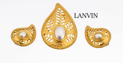 LANVIN Modeschmuckset, um 1970, Metall verg., best. aus: Brosche und Paar Ohrclips, Durchbrucharbeit, Kunstperlenbesatz, sign.