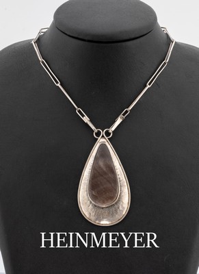 Perlmutt-Anhänger, Pforzheim um 1930, 800erSilber, Hammerschlagdekor, an Stäbchenkette, L. ca. 56 cm, Hakenschließe, Meistermarke HEINMEYER