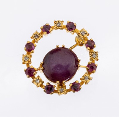 14 kt Gold Rubin-Diamant-Brosche, GG 585/000, mittig runder Sternrubin-Cabochon, umgeben von 8 rundfacett. Rubinen und 8 8/8- Diamanten, D. ca. 2 ...