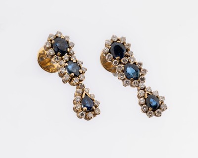 Paar 14 kt Gold Saphir-Diamant-Ohrstecker, GG 585/000 (gepr.), 4 ovalfacett. und 2 Saphirtropfen zus. ca. 3.20 ct, umgeben von insgesamt 54 ...