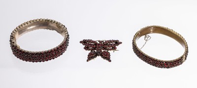 Konvolut Granatschmuck, Tombak verg., Böhmen um 1910, best. aus: 1 x Armreif, 4 reihig bes. mit rundfacett. Granaten, Kastenschloß mit ...