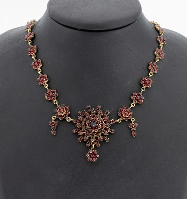 Granatcollier, Tombak verg., Böhmen um 1910, blütenförm. Elemente mit rundfacett. Granaten, bewegl. Abhängungen, L. ca. 50 cm, ...