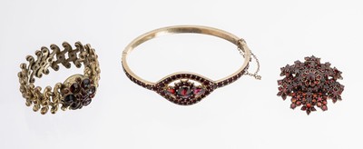 Konvolut Granat Schmuck, Tombak verg., Böhmen um 1920, 1x Armreif, facett. Granate, Spiegelgranate, D. ca. 6 x 5 cm, Kastenschlossmit ...