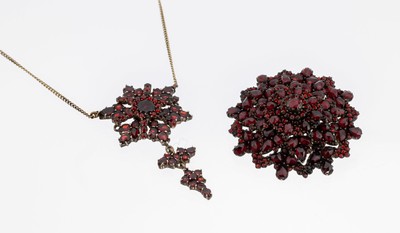 Konvolut Granat-Schmuck, Tombak verg., Böhmen um 1910-20, 1x Collier, facett. Granateund Spiegelgranate, bewegl. Abhängungen, L. ca. 40 cm, ...