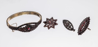 Konvolut Granat Schmuck, Tombak verg., Böhmen um 1910, best. aus: 1x Armreif, rundfacett. Granate, Kastenschloß mit Sicherheitskettchen, ca. 6.5 x ...