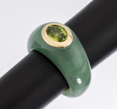 14 kt Gold Jade-Peridot-Ring, GG 585/000, Ringschiene aus einem Stück Jade geschnitten, ovalfacett. Peridot ca. 1.0 ct, RW 53