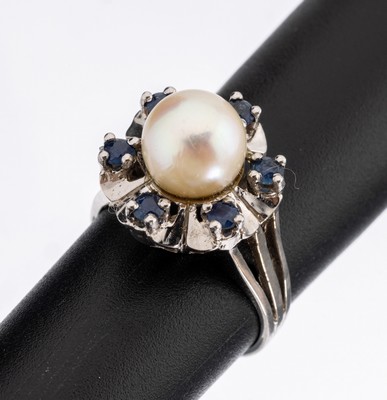 14 kt Gold Perl-Saphir-Ring, WG 585/000, blütenförm. Ringkopf, weiße Zuchtperle, D. ca.8 mm, 6 rundfacett. Saphire, RW 50, ca. 5 g