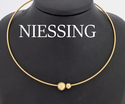 18 kt Gold NIESSING Halsreif mit 2 Kugelanhänger, GG 750/000, sign., Kugelanhänger unsign., 1 x mit 7 Brillanten zus. ca. 0.07 ct Weiß/si, ca. 9 ...