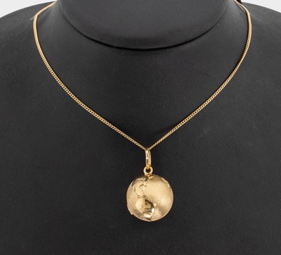 14 kt Gold Globus-Anhänger, GG 585/000, satiniert, einzelne Kontinente beschriftet, D.ca. 20 mm, min. Delle, an Kette, L. ca. 60 cm,ca. 10.6 g, ...