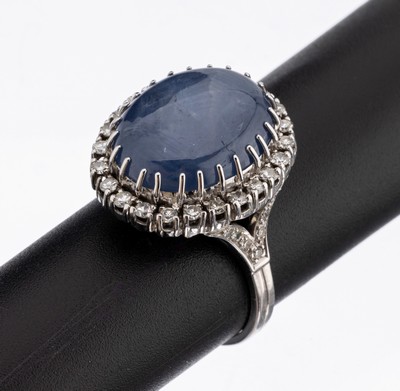 18 kt Gold Saphir-Diamant-Ring, WG 750/000,ovaler Sternsaphir ca. 28.0 ct, 40 8/8- Diamanten zus. ca. 1.0 ct Weiß/si-p, ca. 14.5 g, RW 62