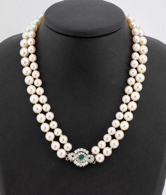 Zuchtperl-Collier an 18 kt Gold Diamant- Achat-Schmuckschließe, WG 750/000, 90 cremef. Akoyazuchtperlen, D. ca. 6-8 mm, Schließe bes. mit 32 ...