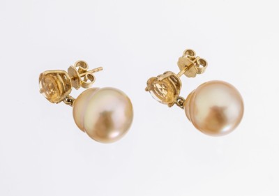 Paar 18 kt Gold Südseezuchtperl-Citrin- Ohrstecker, GG 750/000, 2 goldf. barocke Perlen, D. ca. 12 mm, 2 rundfacett. Citrine zus. ca. 4.0 ct, L. ...