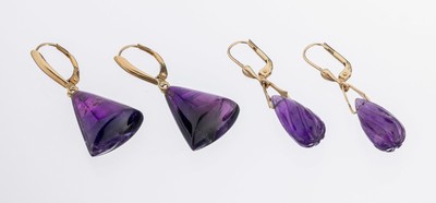 Konvolut 2 Paar 14 kt Gold Amethyst-Ohrhänger, GG 585/000, 1 x geriefter Amethyst-Tropfen,1 x triangelf. Cabochon, L. ca. 3.7 cm