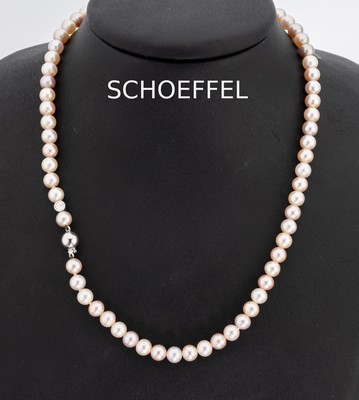 SCHOEFFEL Zuchtperl-Collier mit 18 kt Gold Schließe, WG 750/000, Akoyazuchtperlen in versch. Farbnuancen, D. ca. 6.2 mm, L. ca. 42 cm, ...