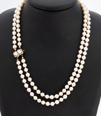 Zuchtperl-Collier mit 14 kt Gold Schmuckschließe, GG 585/000, 2-rhg. Akoyazuchtperlen, D. ca. 5.8 mm, Kastenschlossmit kl. 8/8-Diamanten, L. ca. 50 ...
