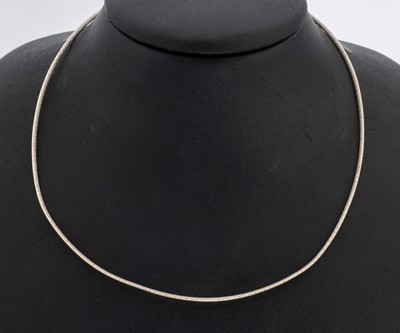18 kt Gold Halsreif, GG/WG 750/000, 1 SeiteWG strukturiert, 1 Seite GG poliert, L. ca. 40cm, kl. Knickstelle, Karabinerschließe, ca. 6.9 g