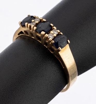 14 kt Gold Saphir-Brillant-Ring, GG 585/000, 3 kl. ovalfacett. Saphire, 4 kl. Brillanten, RW 54, ca. 2.8 g