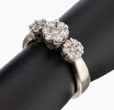 14 kt Gold Brillant-Ring, WG 585/000, Ringkopf aus 3 runden Elementen, 21 Brillantenzus. ca 0.50 ct Weiß/p, RW 52, ca. 4.6 g