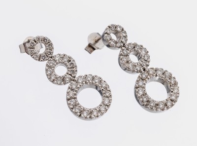 18 kt Gold Brillant-Ohrstecker, WG 750/000,runde Elemente, 60 Brillanten zus. ca. 1.16 ct feines Weiß-Weiß/vs-si, bewegl. gearbeitet,ca. 10.5 g