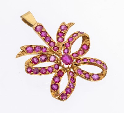 18 kt Gold Rubin-Anhänger, GG 750/000 gepr., 43 rundfacett. und 1 ovalfacett. Rubin zus. ca. 3.20 ct, ca. 4.8 x 3.2 cm, ca. 10.8 g
