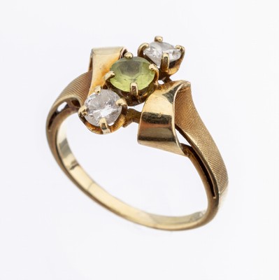 14 kt Gold Brillant-Peridot-Ring, GG 585/000, part. sat., 2 Brillanten zus. ca. 0.40 ct Weiß/p, 1 rundfacett. Peridot ca. 0.25 ct, RW 52, ca. 3.3 g