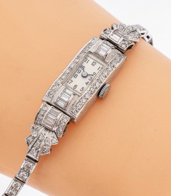 Platin Art Deco Diamant-Damenschmuckuhr, 1930er Jahre, Pt gepr., geometrisch, 60 8/8-Diamanten (1 Stein fehlt) und 12 Diamantbaguettes zus. ca. 4.60 ...