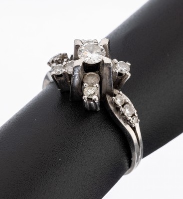 Platin Brillant-Ring, Pt gepr., Aufbau in mehreren Ebenen, 14 Brillanten zus. ca. 0.65 ct Weiß/si, 1 Stein fehlt, RW 57, ca. 5.7 g