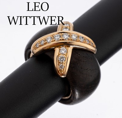 18 kt Gold LEO WITTWER Brillant-Ring, RG 750/000, Ringschiene außen Ebenholz, gekreuztes Element mit 15 Brillanten zus. ca. 0.53 ct feines ...