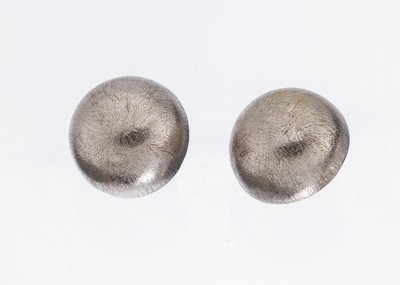 Paar 18 kt Gold Ohrclips, GG 750/000 rhod. gepr., gefüllt, rund, Oberfläche strukturiert,ca. 12.8 g, neue Rhod. empfohlen