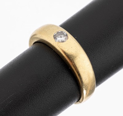 18 kt Gold Brillant-Ring, GG 750/000, schlichte Gestaltung, 1 Brillant ca. 0.16 ct Weiß/vs-si, RW 55, ca. 7.2 g, Tragespuren