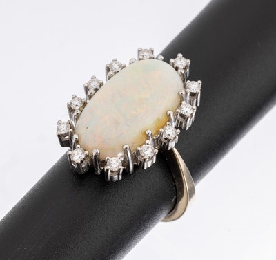 18 kt Gold Opal-Brillant-Ring, WG 750/000, qualitätvolle Verarbeitung, ovaler Opal- Cabochon ca. 6.0 ct, umgeben von 12 Brillanten zus. ca. 0.36 ct ...