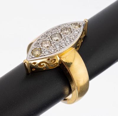 18 kt Gold Brillant-Ring, GG/WG 750/000, qualitätvolle Verarbeitung, sogn. Schiffchenring, 19 in WG gefasste Brillanten zus. ca. 1.10 ct fancy ...