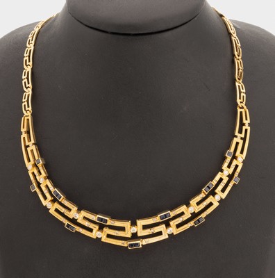 18 kt Gold Saphir-Diamant-Collier, GG 750/000, Mäandermuster, Mittelteil mit 18 Saphir-Carrees zus. ca. 2.0 ct, 11 Brillanten und 34 8/8-Diamanten ...