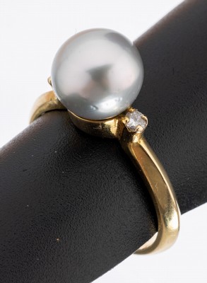 18 kt Gold Perl-Brillant-Ring, GG 750/000, silbergraue Tahitizuchtperle, D. ca. 9.3 mm, 2Brillanten zus. ca. 0.10 ct Weiß/si, RW 55, ca. 4.5 g