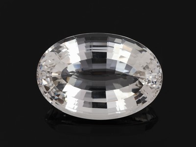 Ovaler Bergkristall, im Ceylonschliff, feinste Qualität und Reinheit, ca. 56.3 x 40 mm, ca. 72.5 g, ca. 362.5 ct, Schmuck- und Sammlerstein, ...