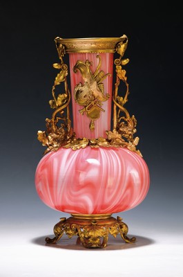 Blumenvase, wohl Frankreich, um 1900/20, Glas, Opalglas mit roten Einschmelzungen, marmoriert, reiche Metallmontur vergoldet, H. ca. 40 cm
