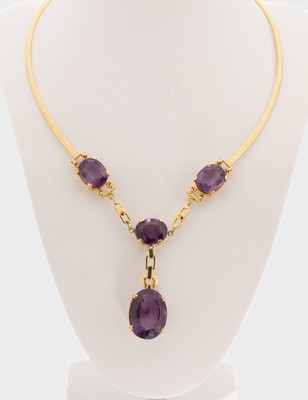 18 kt Gold Amethyst-Collier, GG 750/000, insich bewegl. Mittelteil mit 4 ovalfacett. Amethysten zus. ca. 68.0 ct, D. ca. 13.5 cm, Kastenschloss mit ...